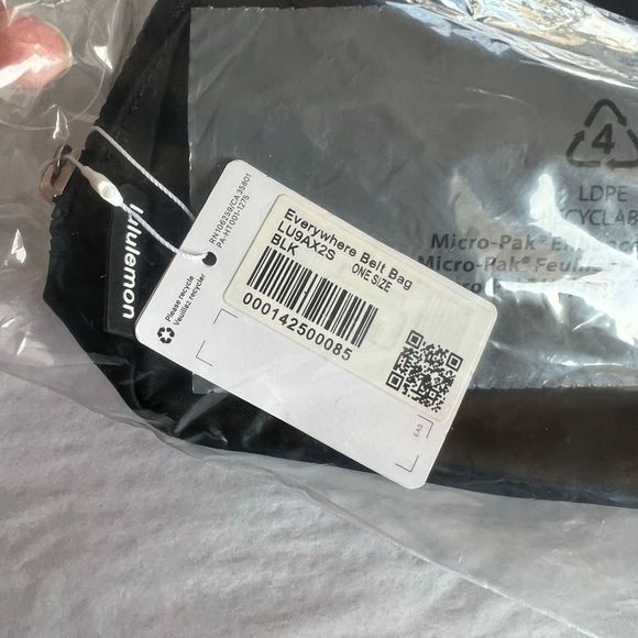 ❤️ONE LEFT NWT Lululemon Everywhere Belt Bag Black waist Fanny bag TikTok viral - Picture 8 of 12